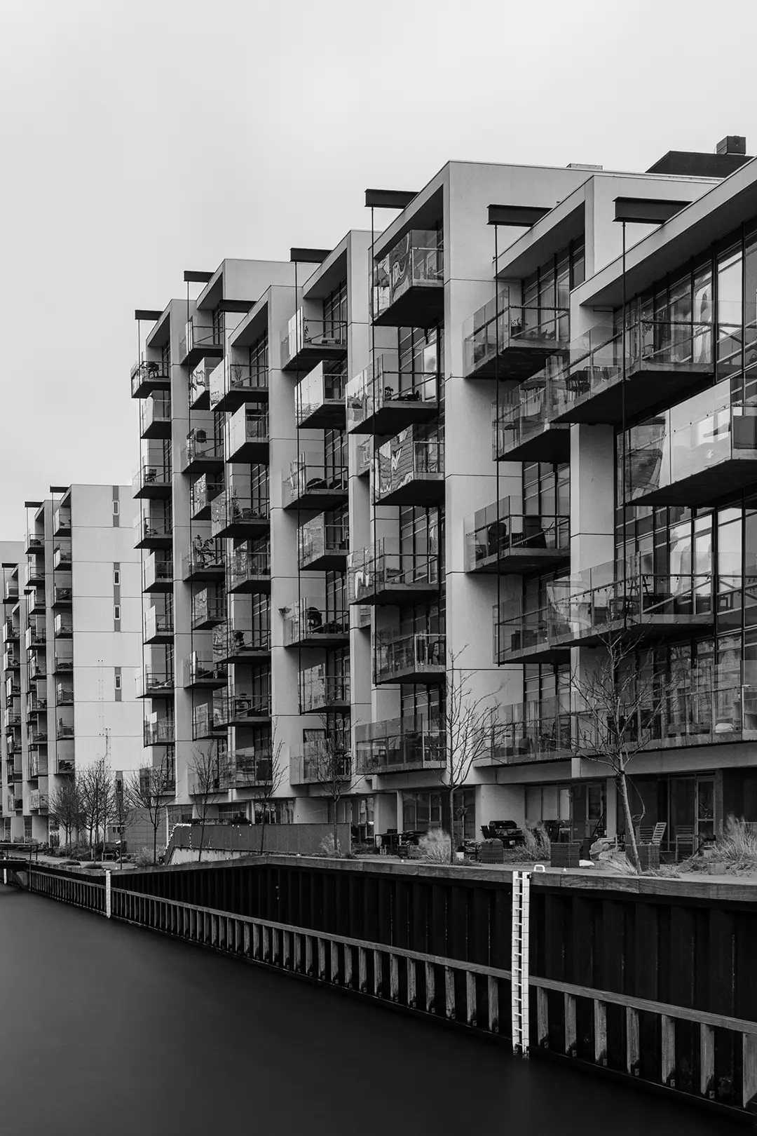 Sort-hvide boligfacader langs vandet