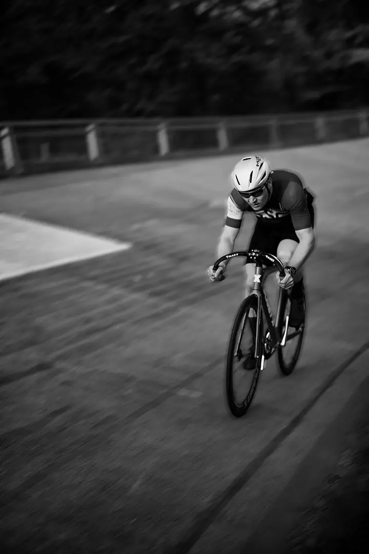 Cykelrytter bryder fri på banen