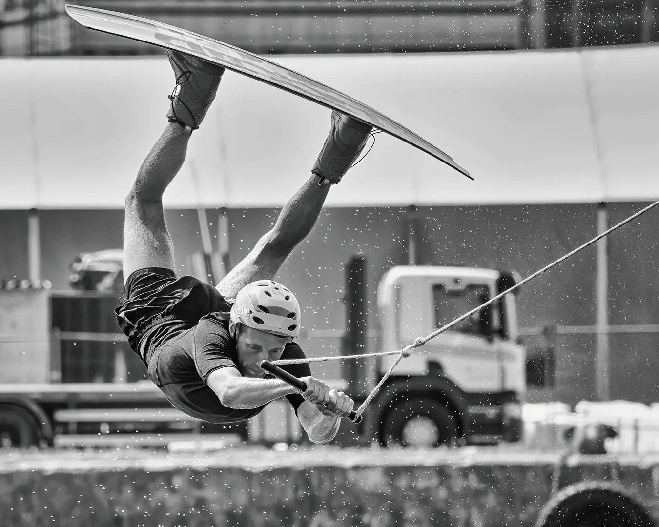 Wakeboarder svæver på hovedet over vandet