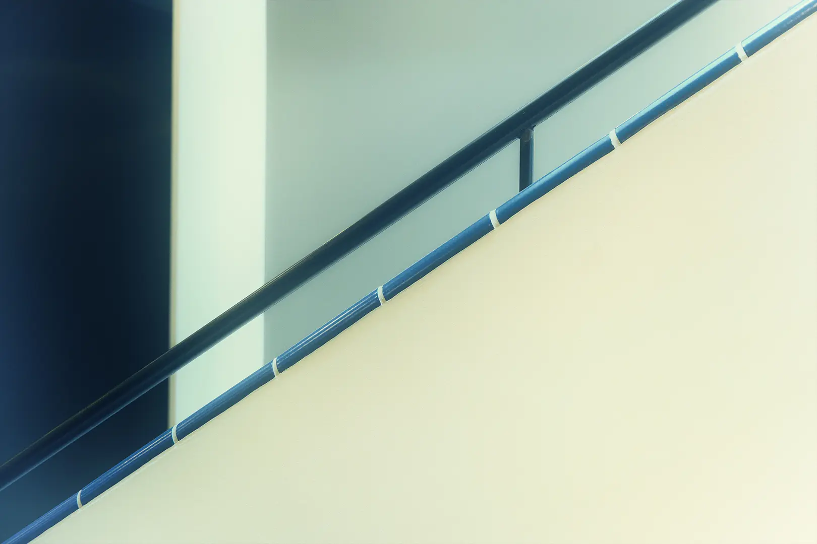 Minimalistisk arkitektur med blå diagonal
