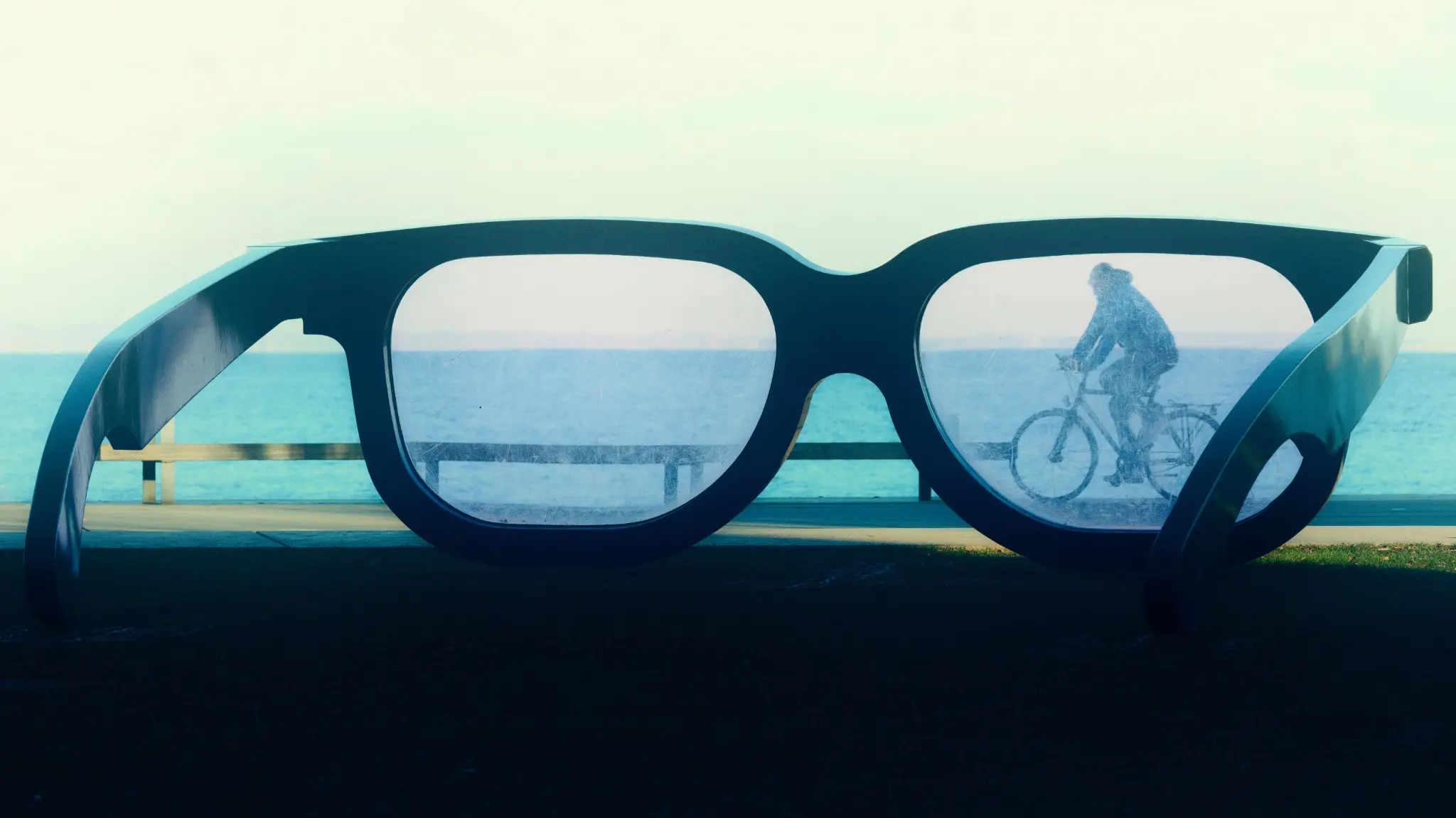 En cyklist set gennem et par briller