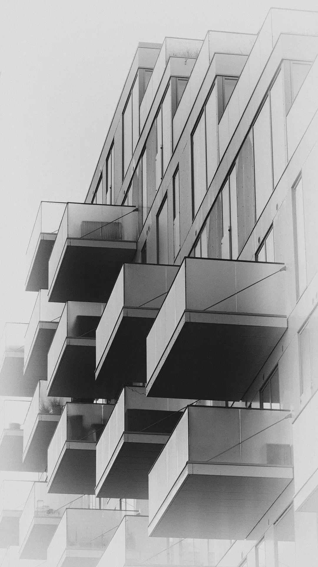 Grafisk sort-hvid facade i gentagelse