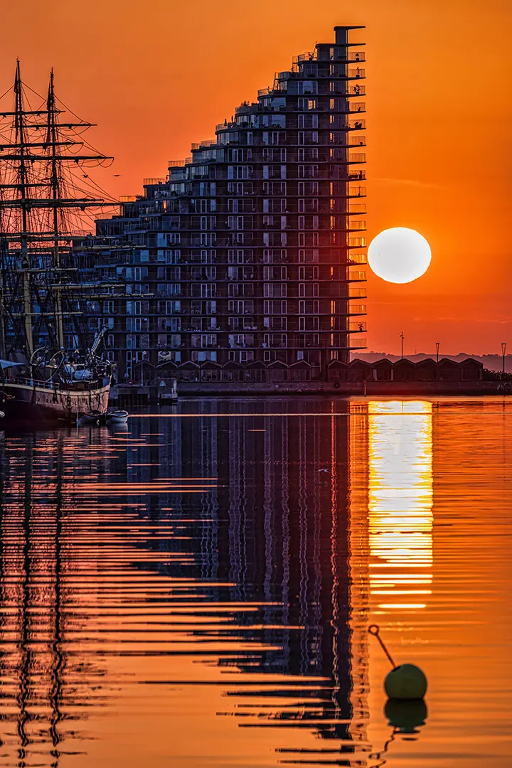 Solen står op bag Isbjerget ved Aarhus Ø