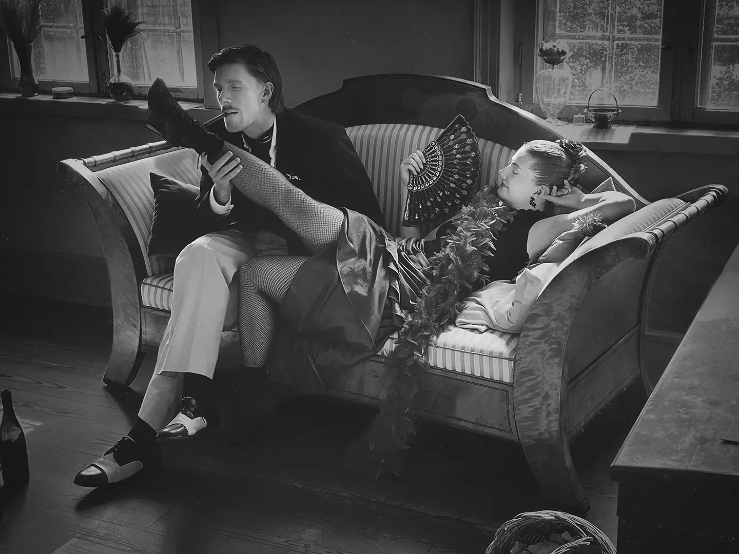 Et par læser sammen i en sofa