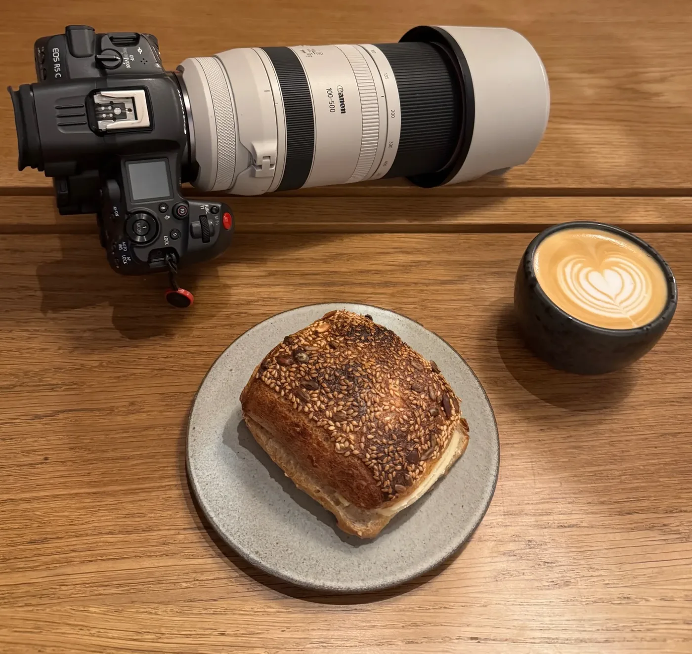 Kamera, cappuccino og lidt at spise på en pause under en fototur